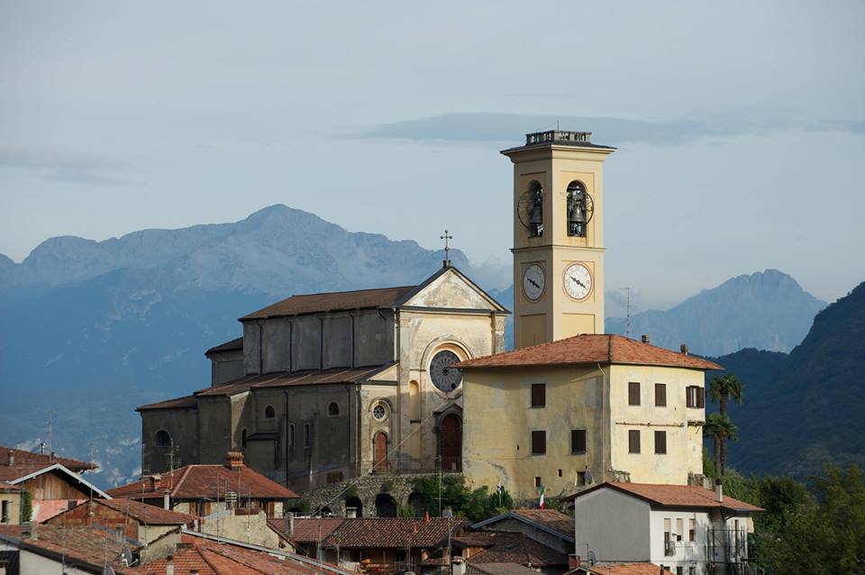 La parrocchiale dei  SS. Materno e Martino: una finestra sul Ceresio